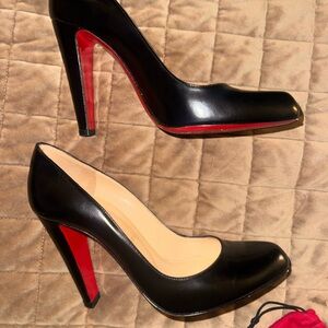 christian louboutin black décolleté